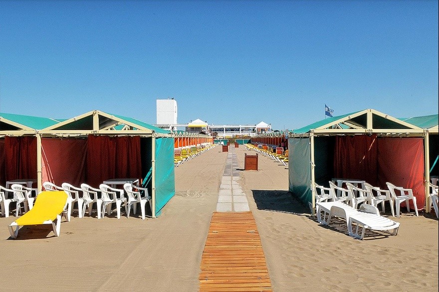 Mar del Plata: uso de vestuarios al 50% y hasta 4 personas por sombrilla indica el protocolo de balnearios | Actualidad