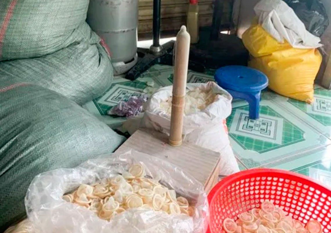 Escándalo en Vietnam: lavaban y volvían a vender preservativos usados | Internacionales