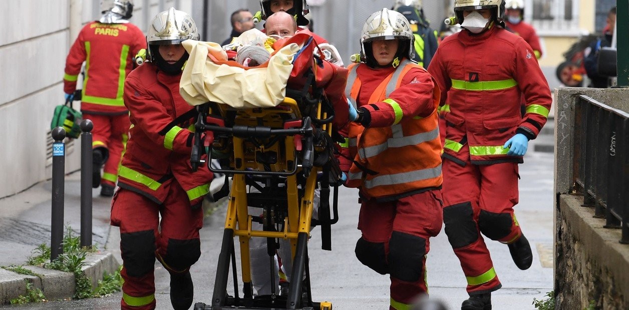 Ataque en París: Cuatro heridos con arma blanca cerca de la exsede de Charlie Hebdo | Internacionales