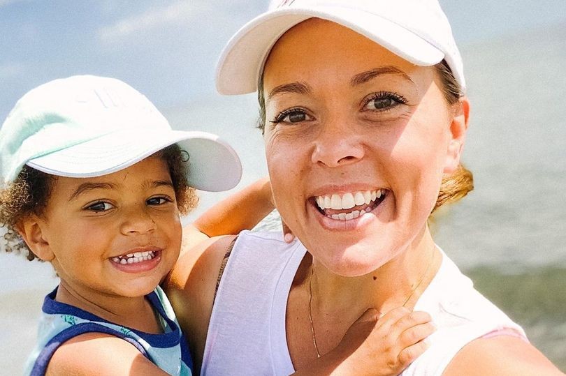 Bajaron de un avión a una mujer y su hijo porque el nene se negó a usar barbijo | Internacionales