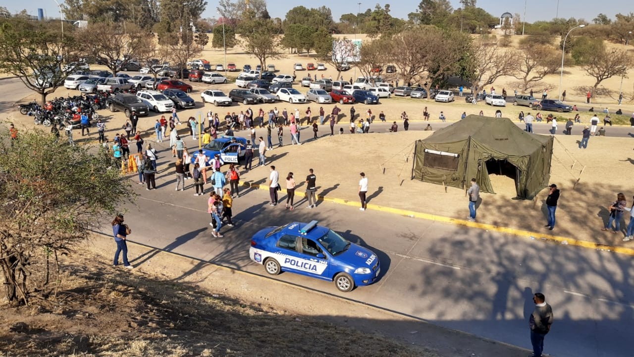 FOTOS Y VIDEO: largas colas para testeos rápidos, evaluación médica e hisopados en el Polo Sanitario | Córdoba
