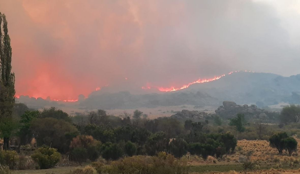 Incendio en Achiras: controlado cerca del pueblo y muy activo hacia el balneario | Córdoba