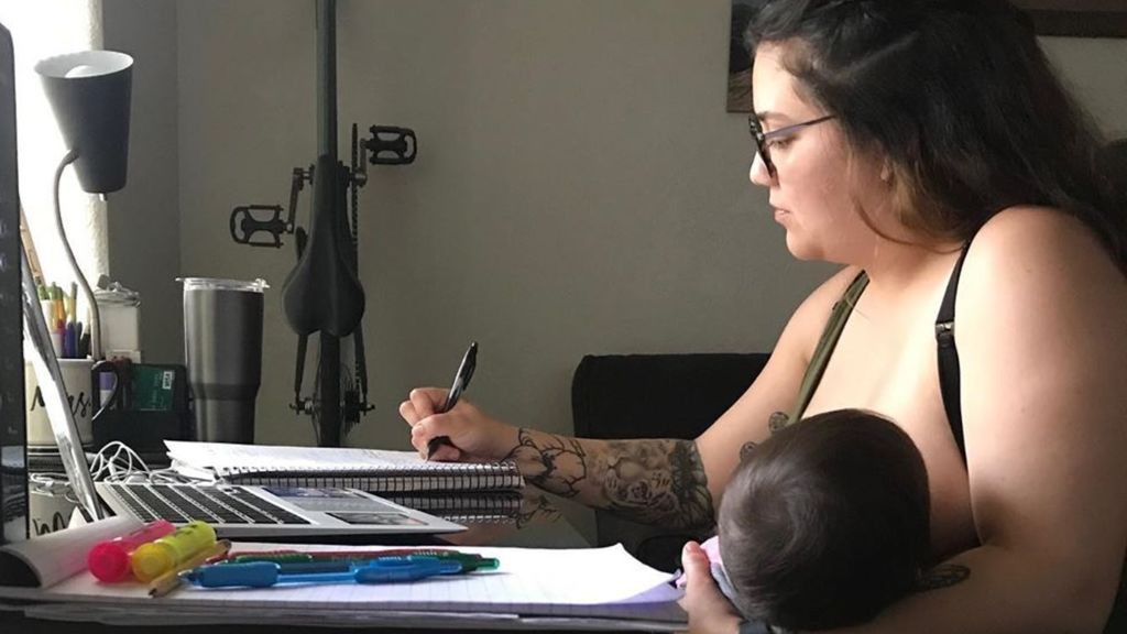 Un profesor le prohibió a una alumna darle el pecho a su bebé durante una clase virtual | Internacionales