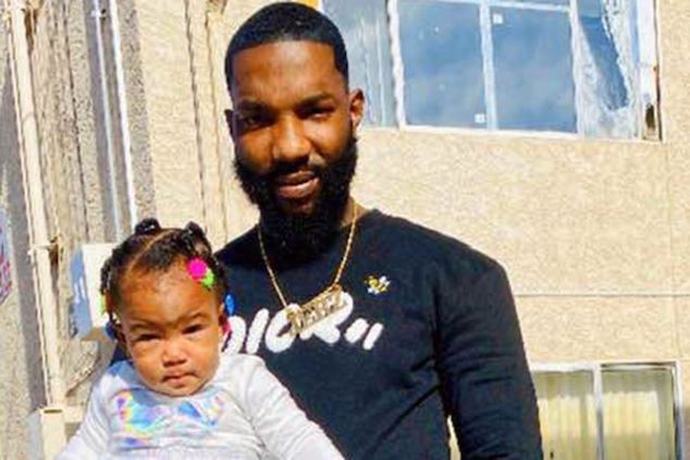 Su hija estaba encerrada pero se negó a romper la ventana de su auto nuevo: la bebé murió asfixiada | Internacionales