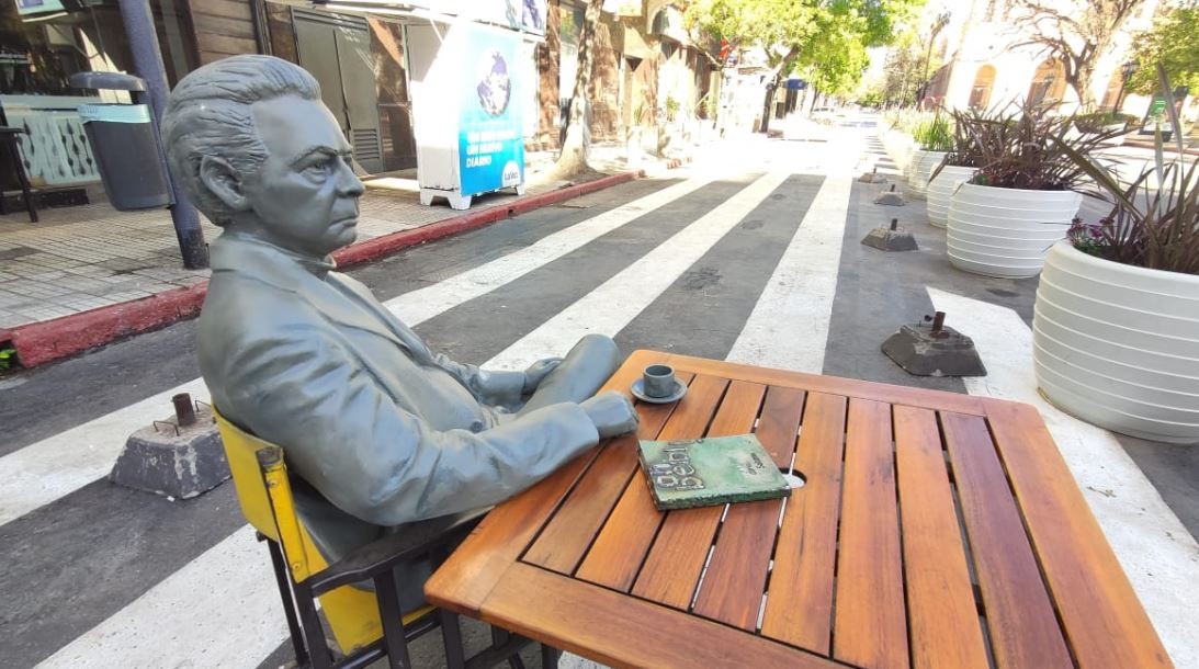 FOTOS - Salzano, solitario en la mesa de un bar: algunos abrieron para llevar y delivery | Córdoba