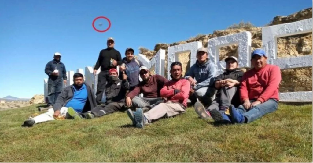 Sorpresa en Neuquén: se sacaron una foto y apareció un OVNI sobre sus cabezas | Actualidad