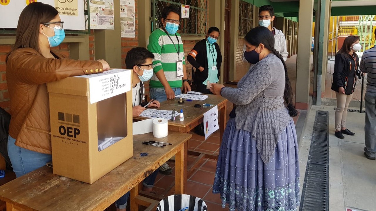 Autorizan a circular a bolivianos involucrados en las elecciones del domingo | Actualidad