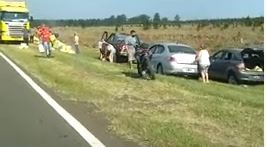 Volcó un camión con yerba y muchos llenaron los baúles de sus autos | Actualidad