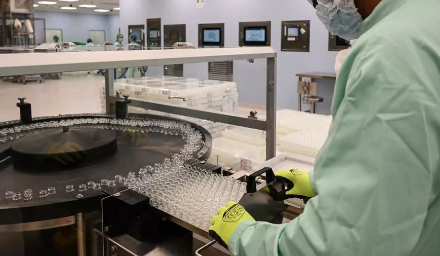 Brasil continuará con los ensayos de la vacuna de Oxford tras la muerte de un voluntario | Internacionales