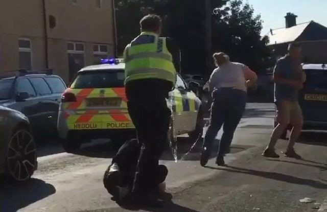 Video: una mujer embarazada perdió a su bebé tras recibir la descarga de una taser por parte de un policía | Actualidad
