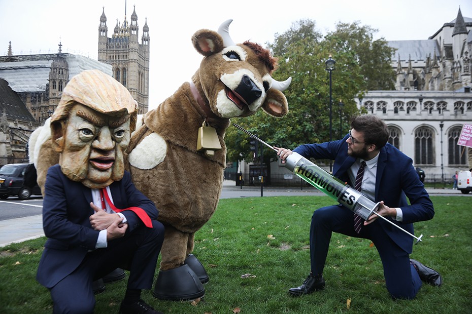 Particular protesta de activistas en Reino Unido contra un acuerdo comercial con EE.UU. | Internacionales