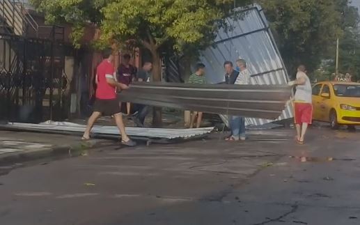 Tormenta en Córdoba: el viento voló un techo de chapa en barrio Patricios | Córdoba