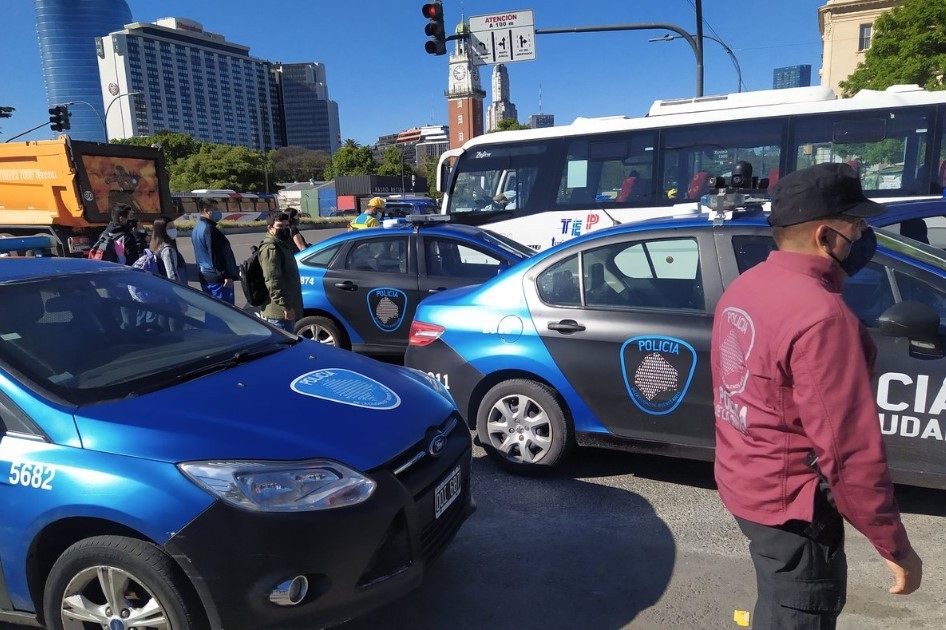 Pánico y tiroteo en Retiro: un hombre le sacó el arma reglamentaria a un policía y empezó a disparar | Actualidad