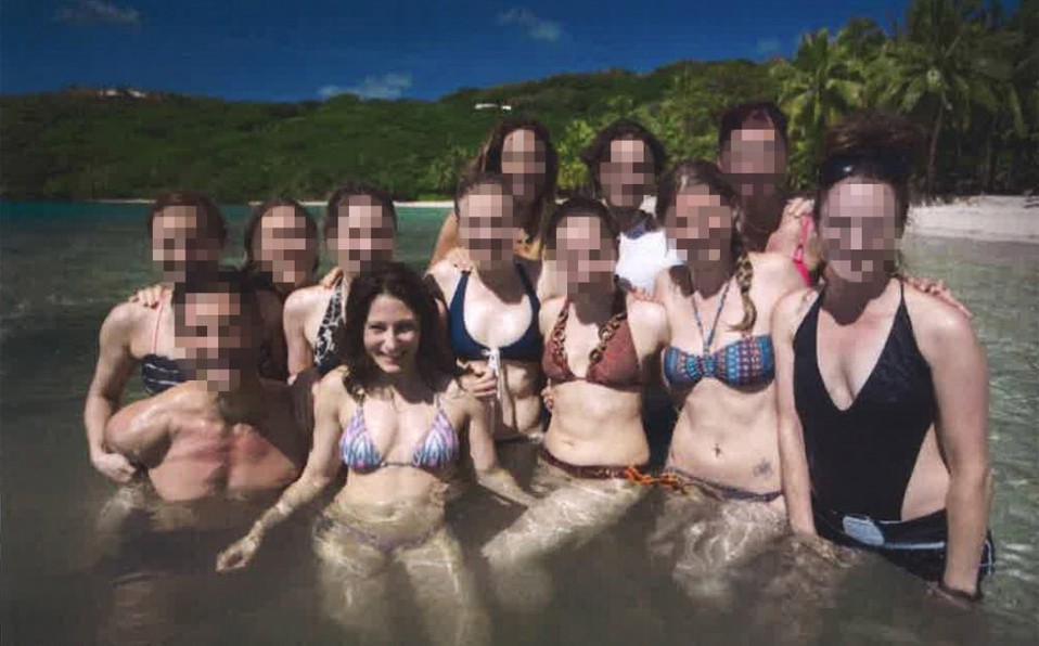 Condena de 120 años de cárcel para el líder de la secta sexual que marcaba a sus esclavas como ganado | Internacionales