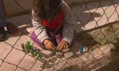 Guernica: la foto de la nena jugando con los cartuchos de balas de goma tras el desalojo | Actualidad