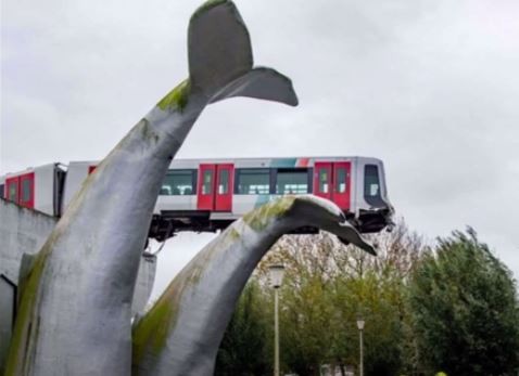 La cola de una escultura de ballena evitó una catástrofe ferroviaria en Holanda | Internacionales