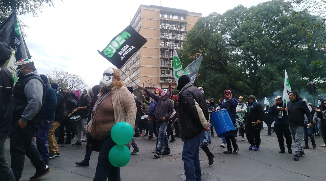 Siete puentes cortados por sorpresivas protestas salariales de empleados municipales | Córdoba
