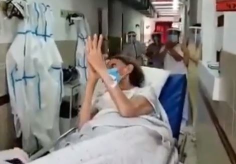Video: Emoción del personal de salud ante el alta de una mujer de 90 años que se recuperó de Covid-19 | Actualidad