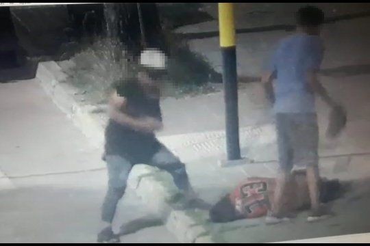 Video: brutal ataque a un malabarista callejero en Pergamino | Actualidad