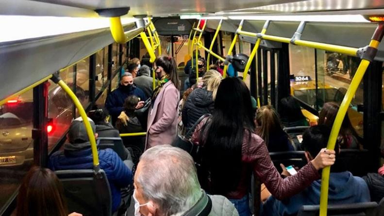 Buenos Aires: el Gobierno aprobó el protocolo que permitirá que pasajeros viajen parados en colectivos y trenes | Actualidad