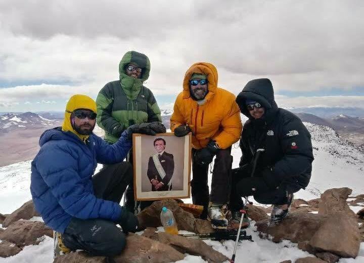 Escalaron más de 6700 metros con una foto de Carlos Menem | Actualidad