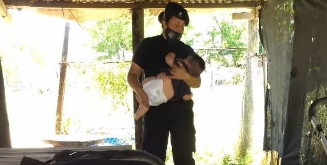 Una policía amamantó a un bebé que lloraba de hambre | Actualidad