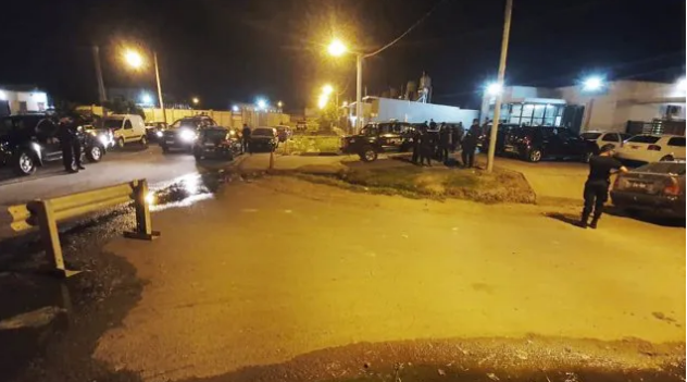 Rosario: Desde una moto acribillaron el frente de una comisaría con una ametralladora | Actualidad