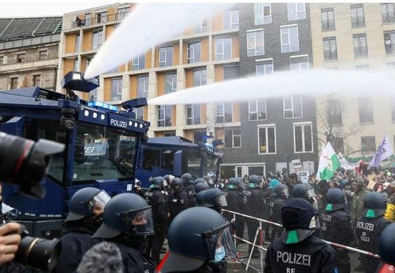 Dispersan con agua a manifestantes anticuarentena en Berlín | Internacionales
