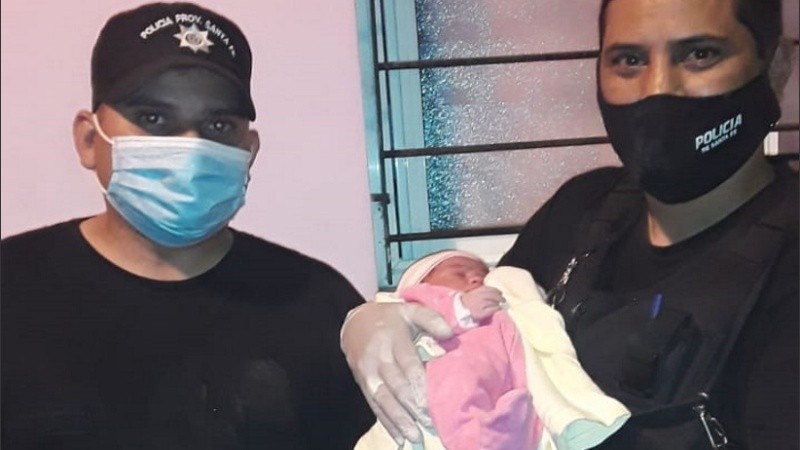 Santa Fe: no llegó a tiempo y tuvo a su beba en un patrullero policial | Actualidad