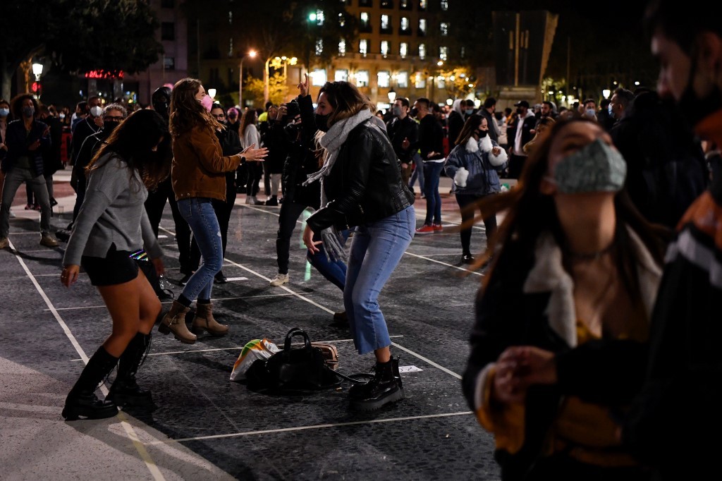 Armaron una disco al aire libre para reclamar contra las restricciones nocturnas en Barcelona | Internacionales