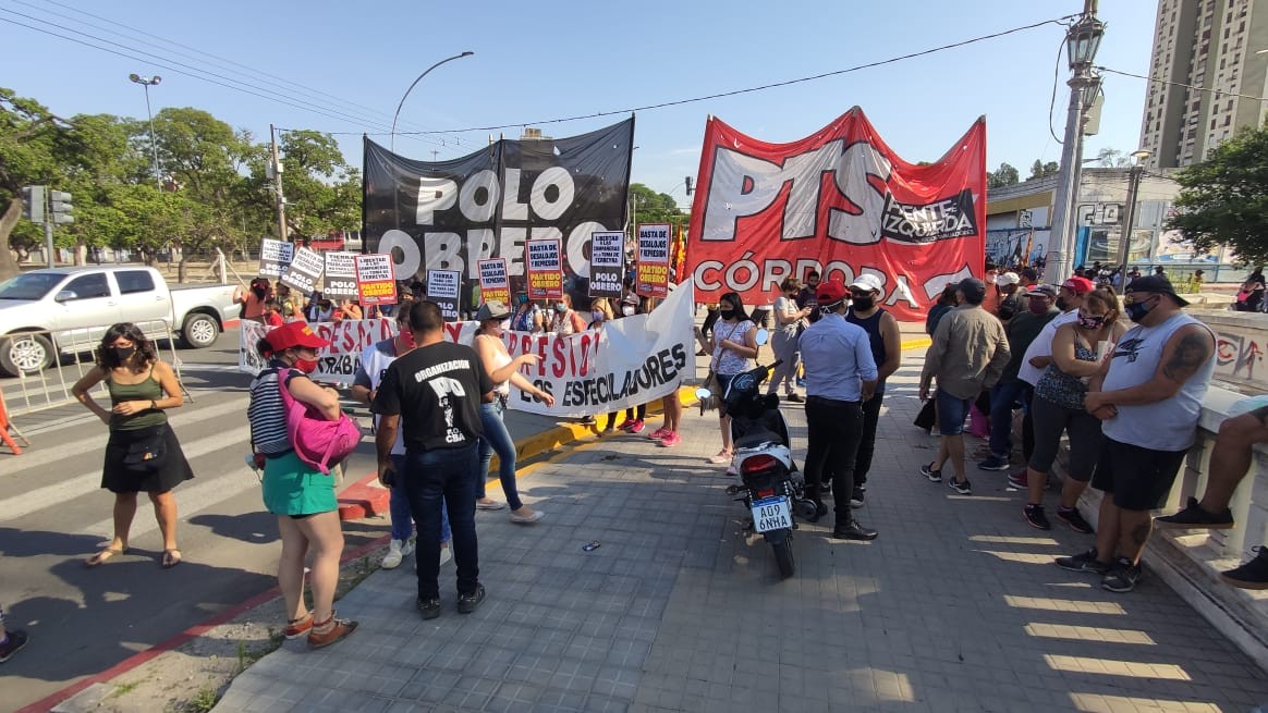 Una marcha del Polo Obrero por dos detenidas en ocupación de terrenos altera el centro | Córdoba