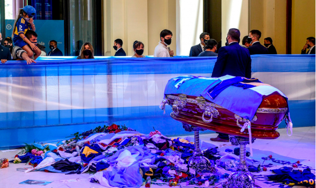 Repudiable: se sacaron fotos con el cuerpo de Maradona en el cajón y las hicieron virales | Actualidad