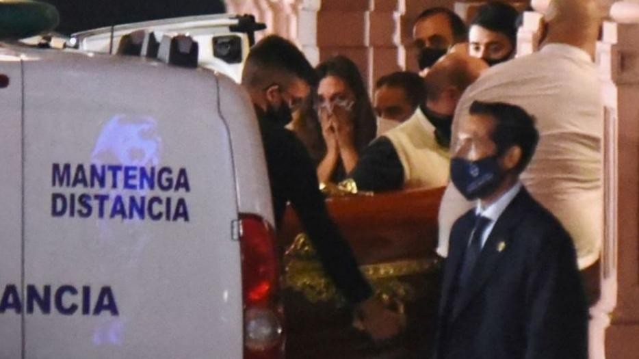 Allanaron la funeraria y la casa de las personas que se fotografiaron junto al cuerpo de Diego Maradona | Actualidad