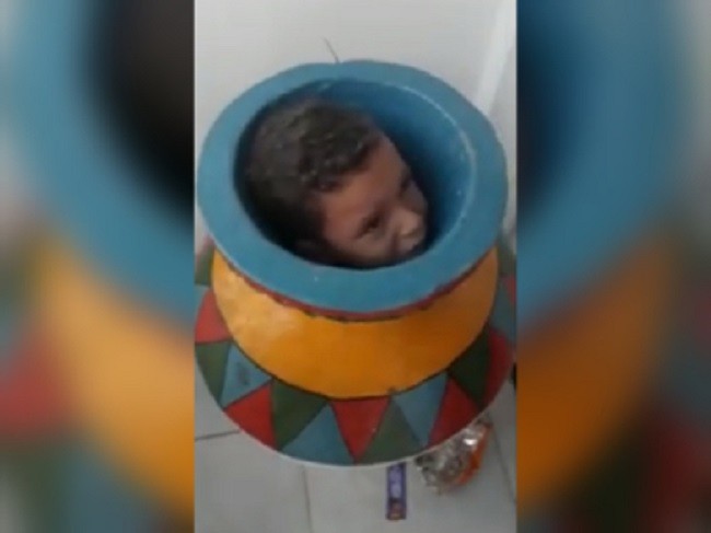 Video: Una mamá rescató a su hijo que había quedado atrapado dentro de un jarrón | Internacionales