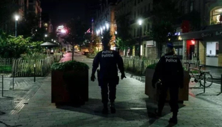 Tras un alerta por una fiesta ilegal, la Policía irrumpió en una casa y encontró una orgía | Internacionales