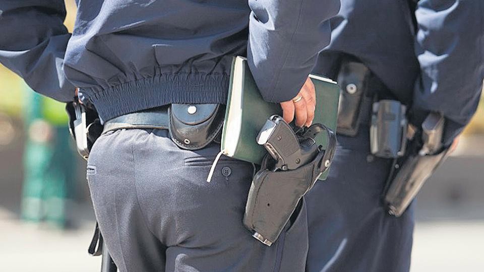 Los policías acusados de violencia de género tendrán restricciones para portar el arma reglamentaria | Actualidad