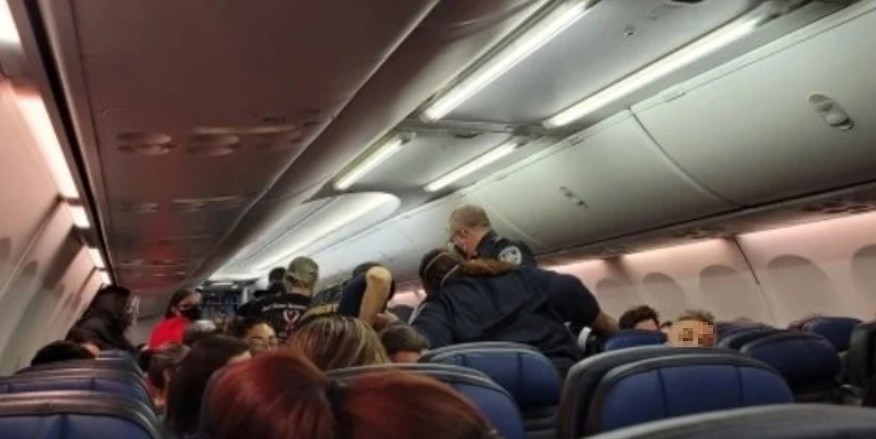 Mintió sobre síntomas y murió en un vuelo: tenía coronavirus y se contagió un paramédico que lo quiso ayudar | Internacionales