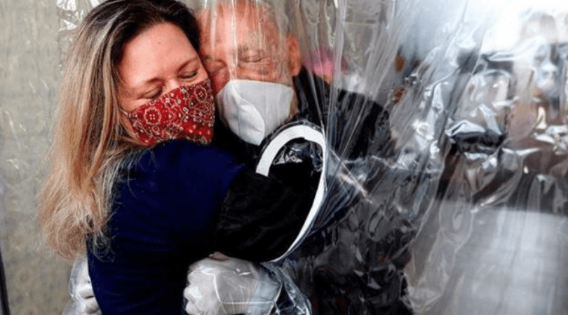 Postal del año: el abrazo entre un hombre con coronavirus y su hija | Internacionales
