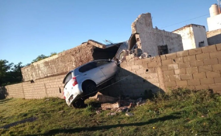 Un descontrolado “auto volador” se estrelló contra una casa en Villa María | Córdoba