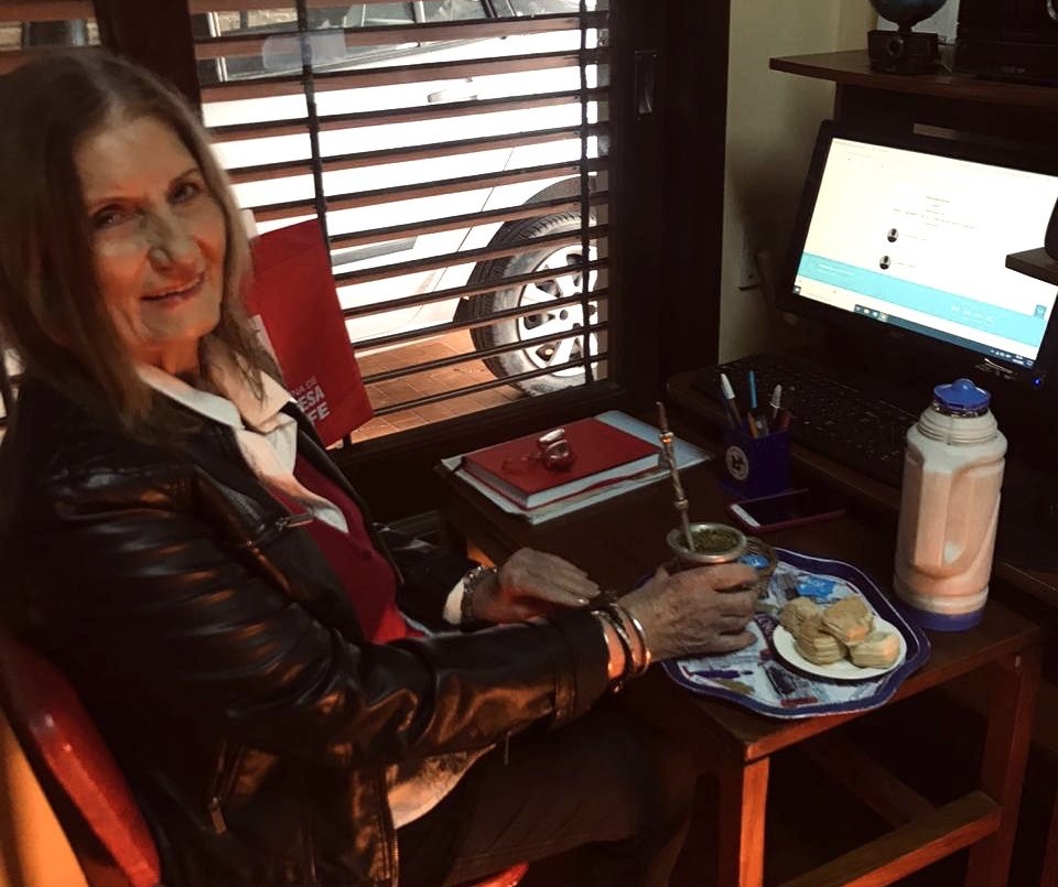 Con las herramientas virtuales que le dieron sus nietos, una profesora jubilada enseñó inglés hasta en España | Actualidad