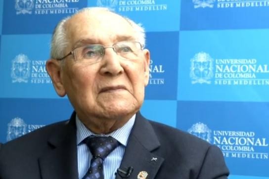 Un colombiano presentó su tesis doctoral a los 104 años: lo felicitó hasta Shakira | Internacionales