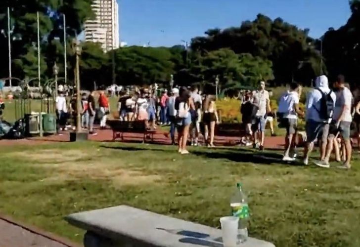 Mucho alcohol, algunas peleas y cero distanciamiento durante los festejos de Año Nuevo | Actualidad