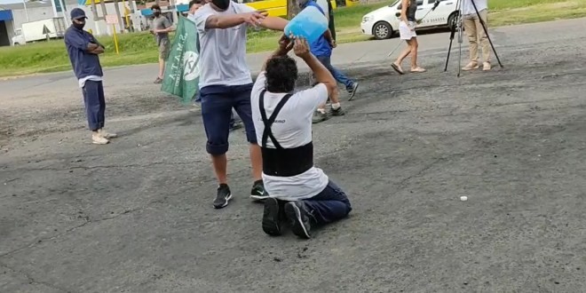 Video: fue despedido, se roció con nafta y amenazó con prenderse fuego frente a la fábrica | Actualidad