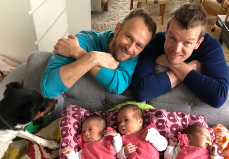 Madres sustitutas dieron a luz casi al mismo tiempo y pareja gay tuvo "trillizas" | Internacionales