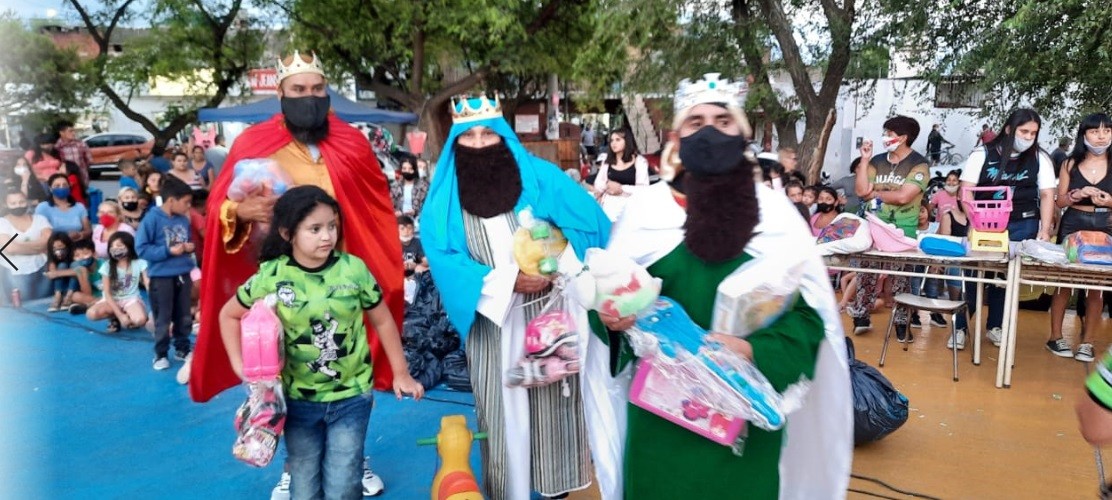 Una multitud reunida por "reyes" en Villa El Libertador: la explicación del viral que indignó a muchos cordobeses | Actualidad