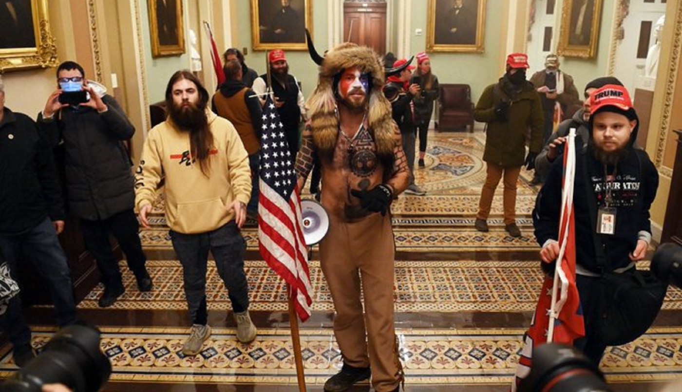 Quién es el conspirador de extrema derecha que lideró la violenta irrupción en el Capitolio | Internacionales