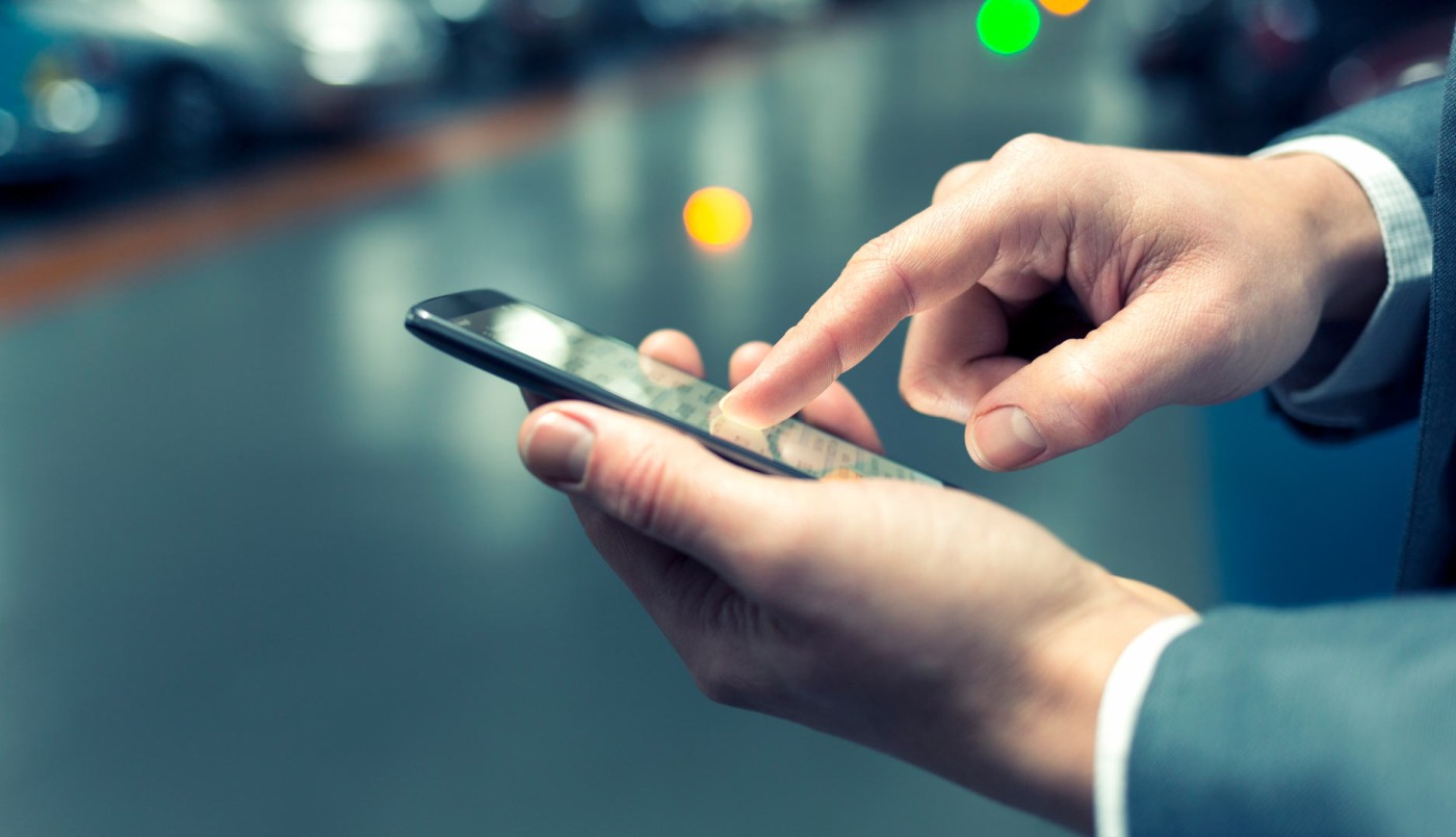 Condenaron a un hombre por revisar las conversaciones del celular de su pareja | Actualidad