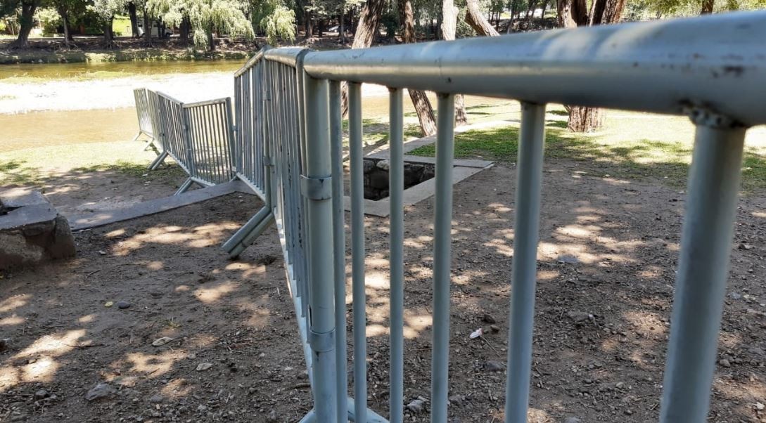 Tras el "aluvión de jóvenes" en el río, vallaron playas de Santa Rosa de Calamuchita | Córdoba