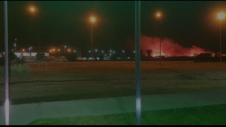 Importante incendio en inmediaciones del aeropuerto de Rosario | Actualidad
