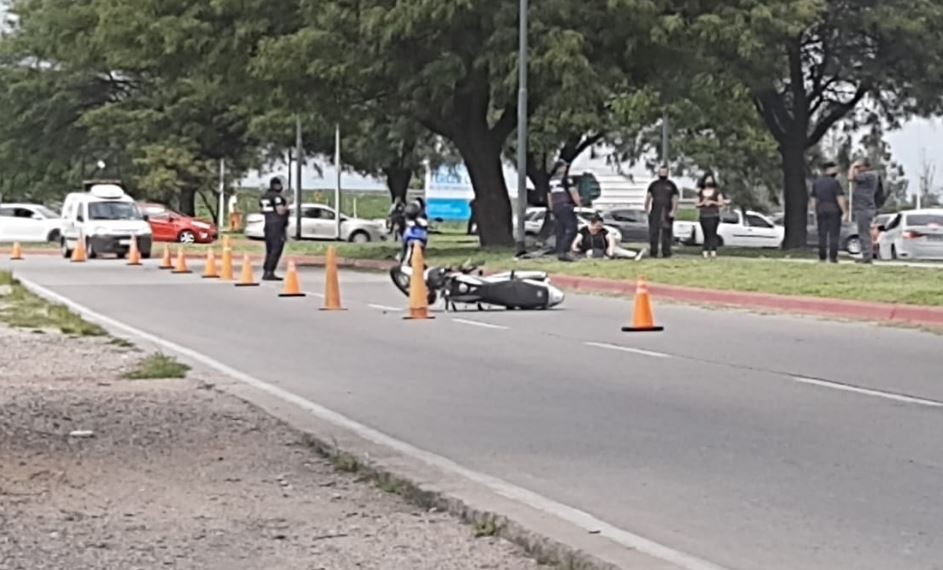 Un motociclista murió al chocar contra un poste de alumbrado: no llevaba puesto el casco | Córdoba
